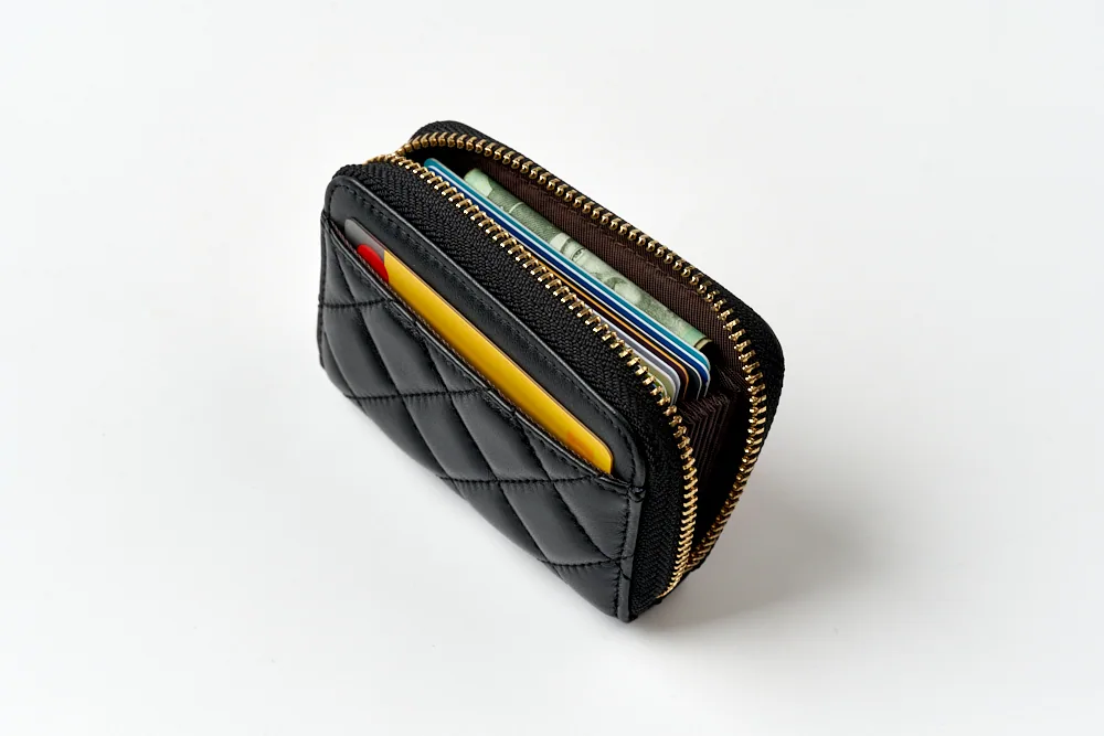 BRO-7 외부 NFC 전용 포켓에 교통카드 한 장을 넣은 실제 모습